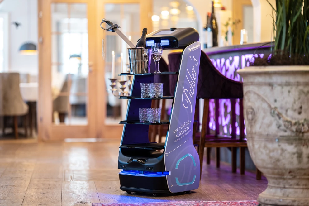 HYUNDAI SERVICE ROBOT 11